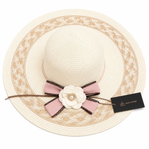 Pălărie de Vară Damă Bej cu Bor Lat și Floare Decorativă – Pălărie Elegantă