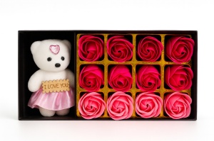 Set Cadou Ursulet I Love You cu 12 Trandafiri din Sapun Roz, Cutie Premium, 22X11X5CM