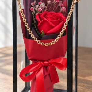 Buchet decorativ cu trandafir artificial roșu, în cutie cadou cu mâner auriu - Img 4