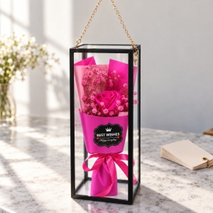 Buchet decorativ cu trandafir fucsia, în cutie transparentă cu mâner - Img 7