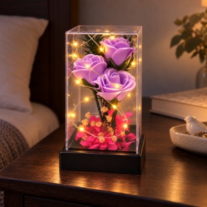 Cupolă cu trandafiri mov și LED, baterii AAA, suport negru, 20 cm înălțime, 13×6,5 cm - Img 3