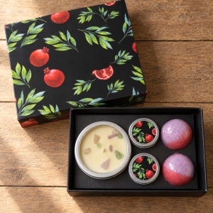 Set cadou spa Wax Wonder, aroma rodie neagră, 3 lumânări și 2 bombe de baie, 27 x 18 cm - Img 4