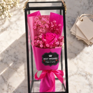 Buchet decorativ cu trandafir fucsia, în cutie transparentă cu mâner - Img 4