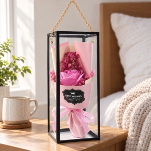 Buchet decorativ roz cu trandafir, în cutie transparentă cu lanț auriu - Img 3