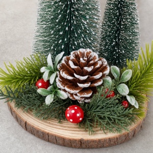 Decorațiune de Crăciun cu 2 brazi, con de pin și ciuperci, bază de lemn, 18 × 12,5 cm - Img 4