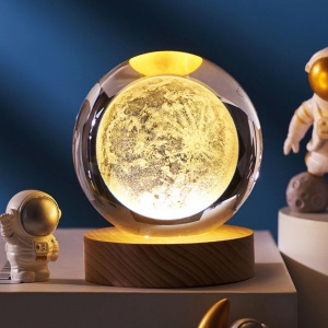 Glob Cristal 3D Luna, Baza Lemn si Iluminare LED, Decor Elegant, 6 cm
