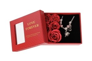 Set Cadou Luxury cu 6 Trandafiri din Sapun si Bratara Surprise, +PUNGA Love Forever