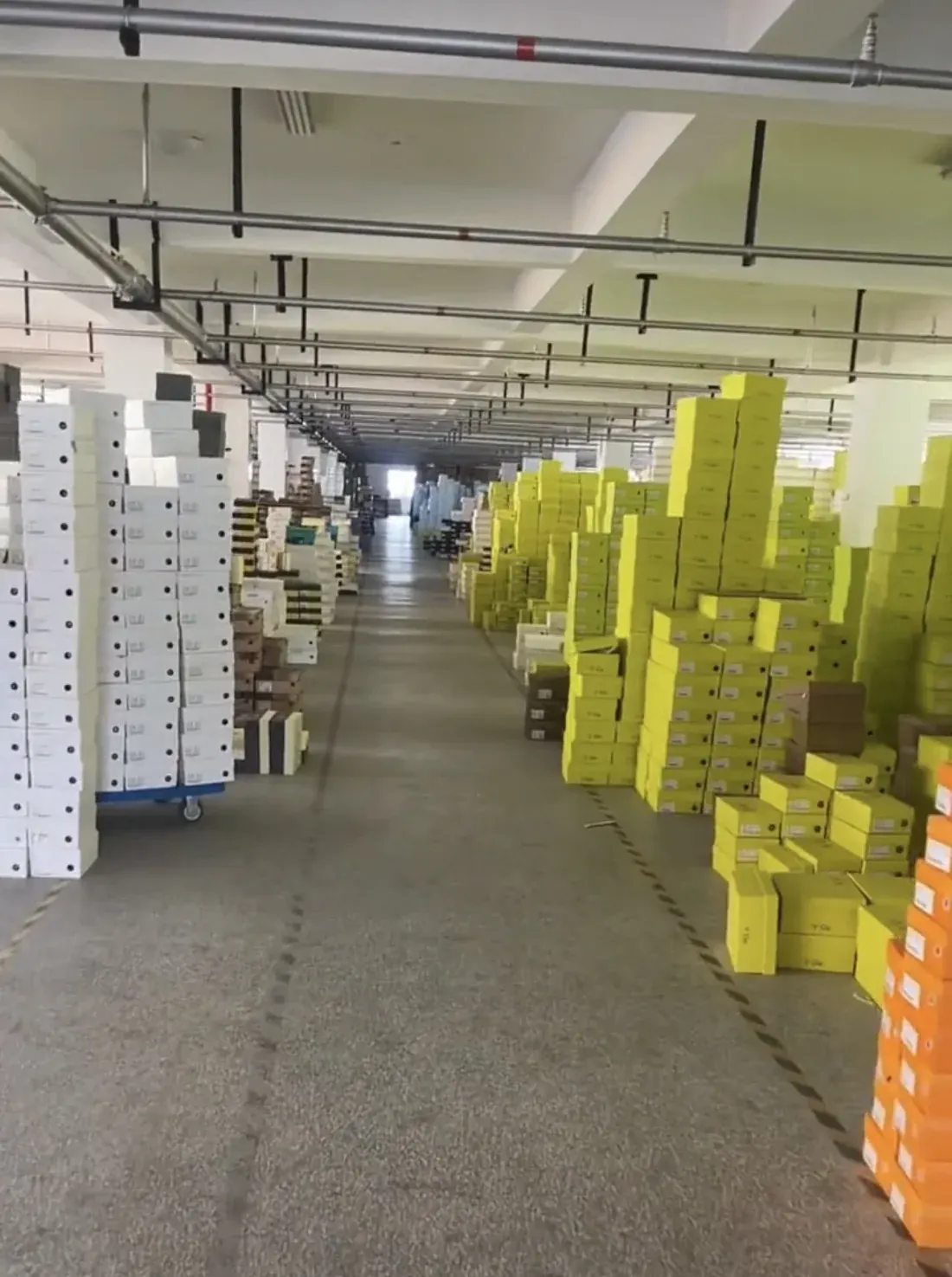 Stoc de &icirc;ncălțăminte &icirc;n depozitul Nubessa din Rom&acirc;nia