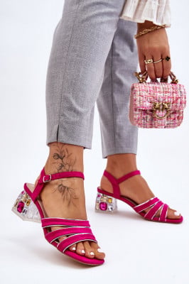 Дамски сандали от екологичен велур с ток под формата на блокче. Предната част е отворена, а стелката е от естествена кожа. Това ще осигури комфорт при употреба. Стилен модел, подходящ както за ежедневието, така и за официални случаи. Просто трябва да ги и