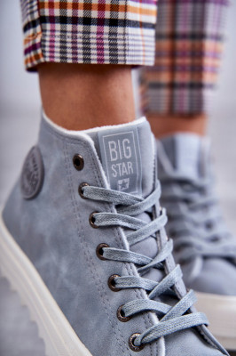 Високи, топли кецове с връзки от BIG STAR! Удобен модел с нежно затопляне под формата на къс еко косъм, който ще бъде идеален за по-студените дни. Нехлъзгащата се солидна подметка е гаранция за безопасност. Класическият дизайн, съчетан с безпрецедентен ко