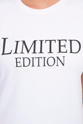 Дамска тениска с надпис "Limited edition" от 90% памук и 10% еластан. Размерът е универсален и ще бъде подходящ за дами носещи размери S, M или L.