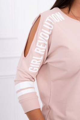 Представяме ви комплект суитчър и панталон с надпис Girl Revolution