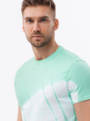Мъжка тениска на марката Ombre с модерното Tie-Dye оцветяване на материята.  Модел S1617 е прав с кръгло деколте и изработен от 100% памук.