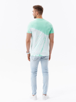 Мъжка тениска на марката Ombre с модерното Tie-Dye оцветяване на материята.  Модел S1617 е прав с кръгло деколте и изработен от 100% памук.