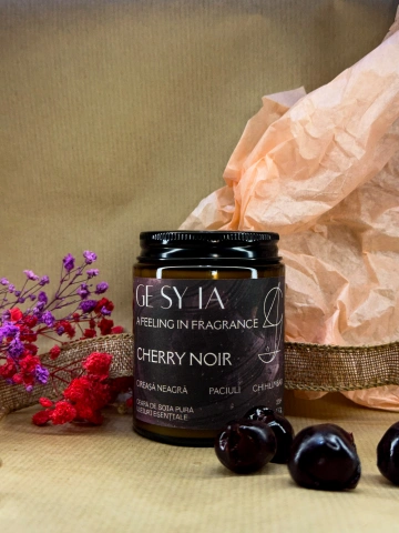 Lumânare parfumată CHERRY NOIR - cireașă neagră, paciuli, chihlimbar 130g - Img 3