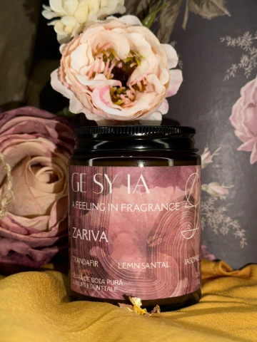 Lumânare parfumată ZARIVA - trandafir, lemn santal, iasomie 130g