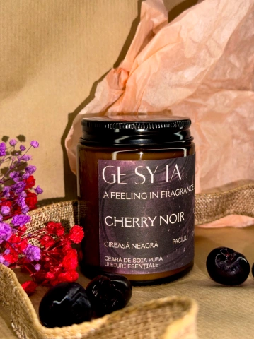 Lumânare parfumată CHERRY NOIR - cireașă neagră, paciuli, chihlimbar 130g