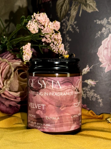 Lumânare parfumată VELVET - iasomie, zambilă, chihlimbar 130g