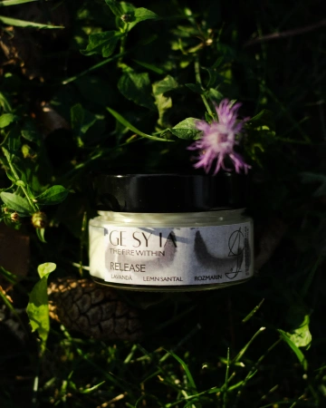 Lumânare cu cristal RELEASE - lavandă, lemn santal, rozmarin, 90g - Img 3