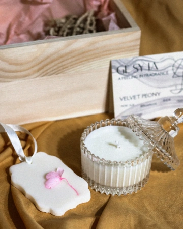 Cutie cadou RITUALUL PARFUMULUI - lumânare parfumată 70g și odorizant pentru dulap 30g