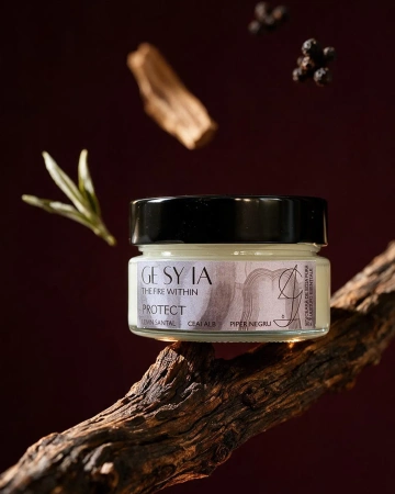 Lumânare cu cristal PROTECT - lemn santal, ceai alb, piper negru, 90g