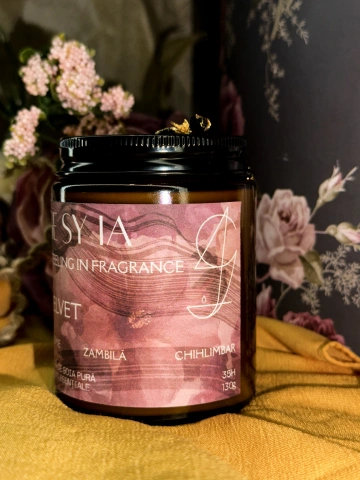 Lumânare parfumată VELVET - iasomie, zambilă, chihlimbar 130g - Img 3