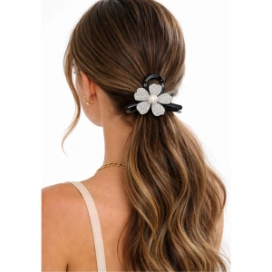 Clama par eleganta neagra cu floare decorativa si cristale stralucitoare, perla centrala, prindere puternica, arc metalic rezistent - Img 2
