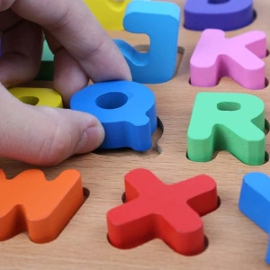Joc educativ din lemn multicolor 30 x 23 x 0.5 cm, tabla alfabet cu 26 litere, puzzle incastru pentru copii, invatare litere si culori, 3+ ani - Img 4