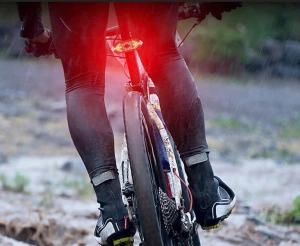 Lumina spate bicicleta cu semnalizare, IPX4, reincarcabila USB, 5 moduri de iluminare, telecomanda pe ghidon, 900 mAh, 9.4 x 3.3 cm, neagra - siguranta maxima si vizibilitate in orice conditii - Img 8
