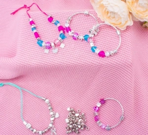 Set pentru creat bratari si lantisoare pentru copii, cu pandantive, margele si accesorii pentru bijuterii, multicolor, aproximativ 110 elemente - Img 4