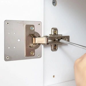 Set 2 placi pentru repararea balamalelor mobilier, inox rezistent, montaj rapid cu suruburi incluse, 9 x 9 cm, argintiu - Img 3