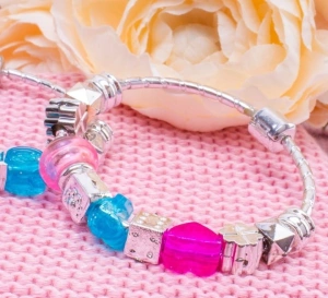 Set pentru creat bratari si lantisoare pentru copii, cu pandantive, margele si accesorii pentru bijuterii, multicolor, aproximativ 110 elemente - Img 5