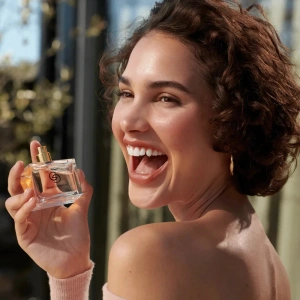 Apa de parfum Oriflame Giordani Gold Miss Giordani pentru femei 50 ml, aroma floral fructat lemnoasa, neroli milanez, mango si lemn de santal - Img 4