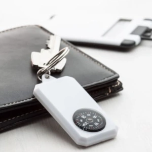 Breloc chei cu busola integrata, alb, plastic rezistent, inel metalic, 9x3x0.6 cm, accesoriu orientare si organizare - Img 2