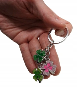 Breloc metalic trifoi norocos 3 pandantive, accesoriu chei, amuleta noroc, multicolor, 11 cm - Img 2