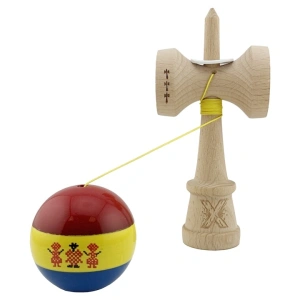 Kendama profesionala din lemn cu rulment metalic, editie Stil Romanesc tricolor, finisaj Super Sticky, cupe mari King Size V3, 18 cm, multicolor