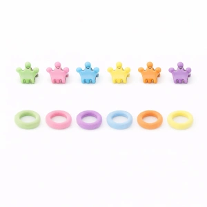 Set 25 elastice par 1, 5 cm si 16 cleme mini model coronita 0, 8 cm, cutie organizator transparenta, multicolor - Img 2