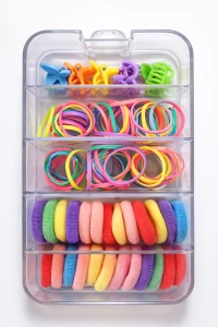 Set accesorii par copii cu cutie organizator, 26 elastice textile 2 cm, 80 elastice cauciuc multicolore si 5 cleme fluturasi 0.8 cm - Img 1