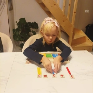 Joc educativ matematic din lemn cu betisoare colorate, numere si simboluri, 72 piese pentru invatare interactiva - Img 5