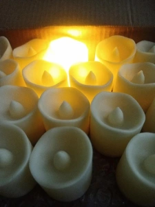 Set 20 lumanari decorative LED ivoire 3.9 x 3.6 cm, iluminare galbena tip flacara, 40 baterii LR1130 AG10 incluse, pentru amenajare interior, mese, petreceri si aniversari - Img 4