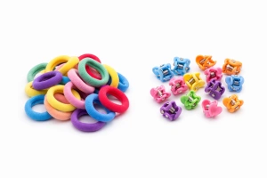 Set accesorii par colorate, 25 elastice 1,5 cm si 16 cleme inimioara 0,8 cm, organizator inclus - Img 3