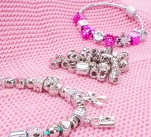 Set pentru creat bratari si lantisoare pentru copii, cu pandantive, margele si accesorii pentru bijuterii, multicolor, aproximativ 110 elemente - Img 6