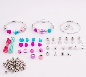 Set pentru creat bratari si lantisoare pentru copii, cu pandantive, margele si accesorii pentru bijuterii, multicolor, aproximativ 110 elemente - Img 3