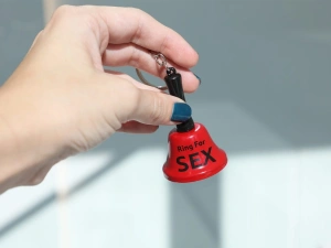 Breloc clopotel „Ring for Sex” rosu cu inel si lant, accesoriu distractiv sonor, inaltime 6.5 cm - Img 7