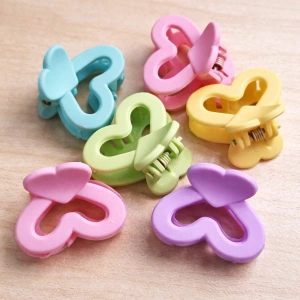 Set 8 cleme par 1,5 cm, forma inimioara, cutie hexagonala, multicolore, pentru fetite - Img 5