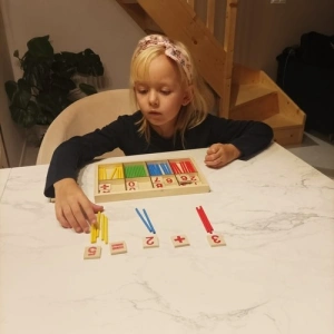 Joc educativ matematic din lemn cu betisoare colorate, numere si simboluri, 72 piese pentru invatare interactiva - Img 6