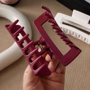 Set 2 clame par, culori variate 10.3 x 5 cm, selectate aleatoriu, clesti lati din plastic rigid cu dinti curbati si arc metalic, pentru par lung, gros si voluminos - Img 3