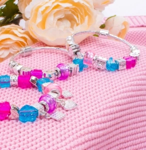 Set pentru creat bratari si lantisoare pentru copii, cu pandantive, margele si accesorii pentru bijuterii, multicolor, aproximativ 110 elemente - Img 7
