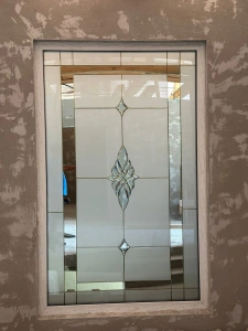 Fereastră PVC fixă albă cu vitraj decorativ, 80×125 cm – proiect realizat