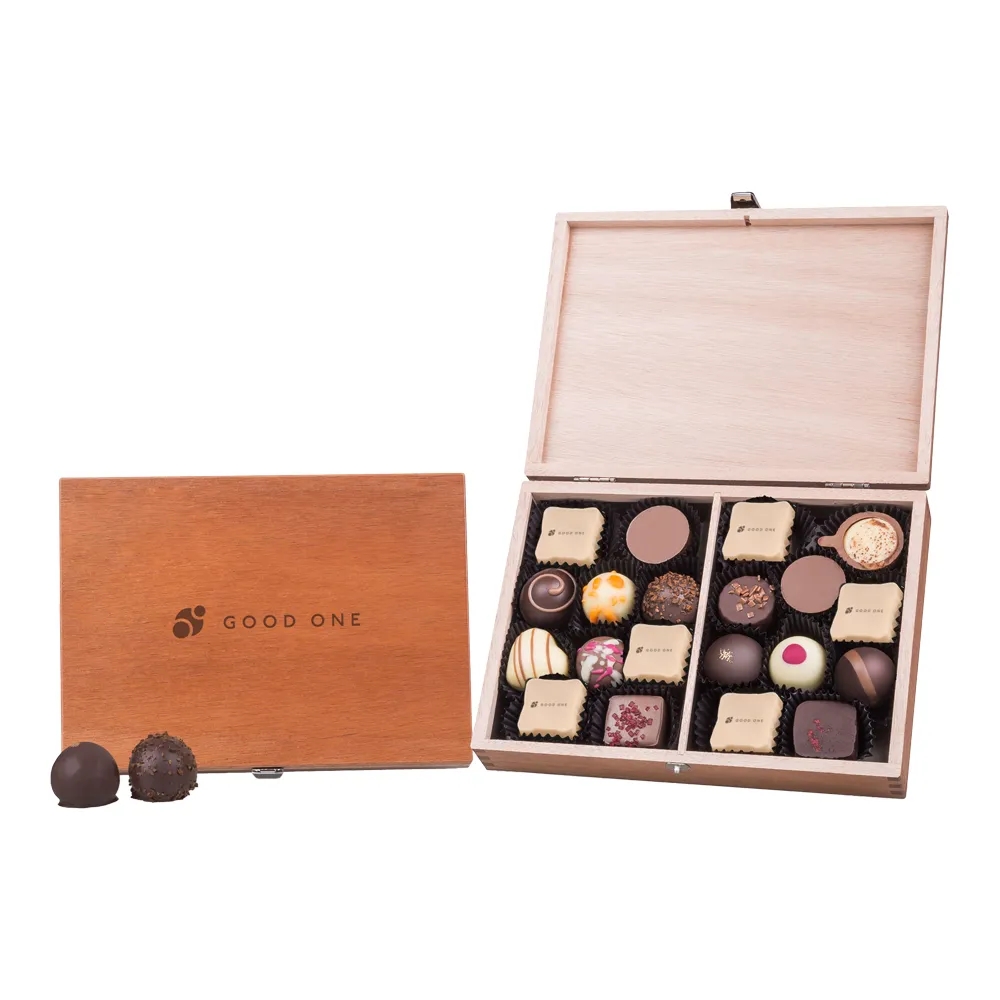Praline belgiene premium personalizate cu logo &icirc;n interiorul cutiei din lemn